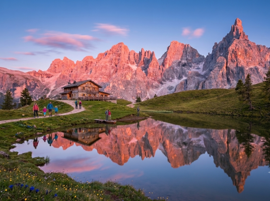 dolomiti con laghetto