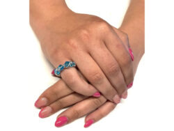 Anello realizzato a mano, utilizzando perline azzurre intrecciate con il filo in alluminio.