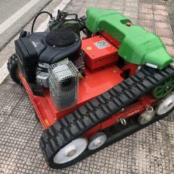 Decespugliatore rasaerba robot RS Agria 9500-70 USATO PER PROVA A SOLI EURO 10.000 TASSE ESCLUSE L'ATTREZZO E USATO PER PROVE E PRATICAMENTE PARAGONABILE AL NUOVO SPEDIZIONE IN TUTTA ITALIA A SOLI EURO 200 per qualsiasi altra informazione contattaci 0825 449147 - 335 5289473 whatsapp 3929622333 visita il nostro sito imbriano it. Mirabella Eclano (AV) Mirabella Eclano (AV) Il robot per decespugliatori RS Agria 9500 è un'attrezzatura speciale controllata da un frantoio rotante 9500-70 con controllo remoto. Il robot rasaerba è dotato di trincia per erba alta e telecomando con l'innovativo concetto di trazione ibrida: trazione elettrica e potente motore. La macchina professionale per l'uso economico di aree problematiche ampiamente coltivate. Il motore Briggs Stratton 2 cilindri, 4 tempi benzina 11,9 KW (16 CV) trasmissione Azionamento elettrico senza spazzole, 48 v DC, bassa tensione di sicurezza velocità 0-8 km / h con ingranaggi 3 Syst. corte Larghezza 70 cm, meccanismo di triturazione ad alta rotazione: 1 lama di taglio / spelatura Alt. Taglia 30-130 mm regolabile tramite telecomando Pendio supportato a ca. 50º = 100% Capacità di carburante Carro armato 2 di 5 L peso 315 kg Agria 9500 1- Un concetto innovativo di robot rasaerba, maneggevolezza e precisione. Grazie al tuo remoto l'utente può controllare il direzione e spostamento del robot, il altezza di taglio, controlla il velocità del motore, o eseguire uno spegnimento di emergenza, con una gamma di 300m. 2- Con il suo sistema di spostamento di cingolato, che permettono virata zero, il suo design compatto e il basso centro di gravità, l'Agria 9500 può tagliare efficacemente l'erba qualsiasi terreno Anche su pendenze fino a 45o! 3-Motore a tre velocità con sistema ibrido, usando combustibile e un sistema innovativo di trazione elettrica. 4- Richiede pochissima manutenzione (meno spese) perché non trasporta oli idraulici e tutti i cuscinetti con lubrificazione permanente. Sistema di scambio di serbatoi di carburante (Jerrican) che facilita questo compito e migliora la sicurezza. Perché i decespugliatori robotizzati sono ideali per il taglio e lo sgombero in pendenza? Sono progettati per funzionare inclina fino a 45o o 100% (senza argani) permette lavorare senza dover invadere la strada, come succede con altri modelli meccanici (trattori, ecc.) È l'unico ibrido elettrico / benzina (un motore a benzina e due motori elettrici di trazione) Non porta idraulico (questo evita enormi costi di manutenzione) Prendi bruchi invece di ruote, migliorando la trazione su qualsiasi tipo di terreno. Design molto compatto con basso centro di gravità (molto stabile sulle piste) Sistema di taglio centrato sotto la macchina (non ha teste esterne per tagliare che squilibrano la macchina sulla pendenza) Taglia in entrambe le direzioni, evitare manovre complesse in pendenza. leggero, con un peso di 315 kg non lascia segni sul terreno, né danneggia gli impianti di irrigazione. Abbiamo il Certificato dell'Istituto tedesco di protezione stradale (gonne metalliche per evitare proiezioni di pietre) Lavora con il telecomando, impedisce all'operatore di essere vicino alle emissioni, alle vibrazioni della macchina e al rumore.