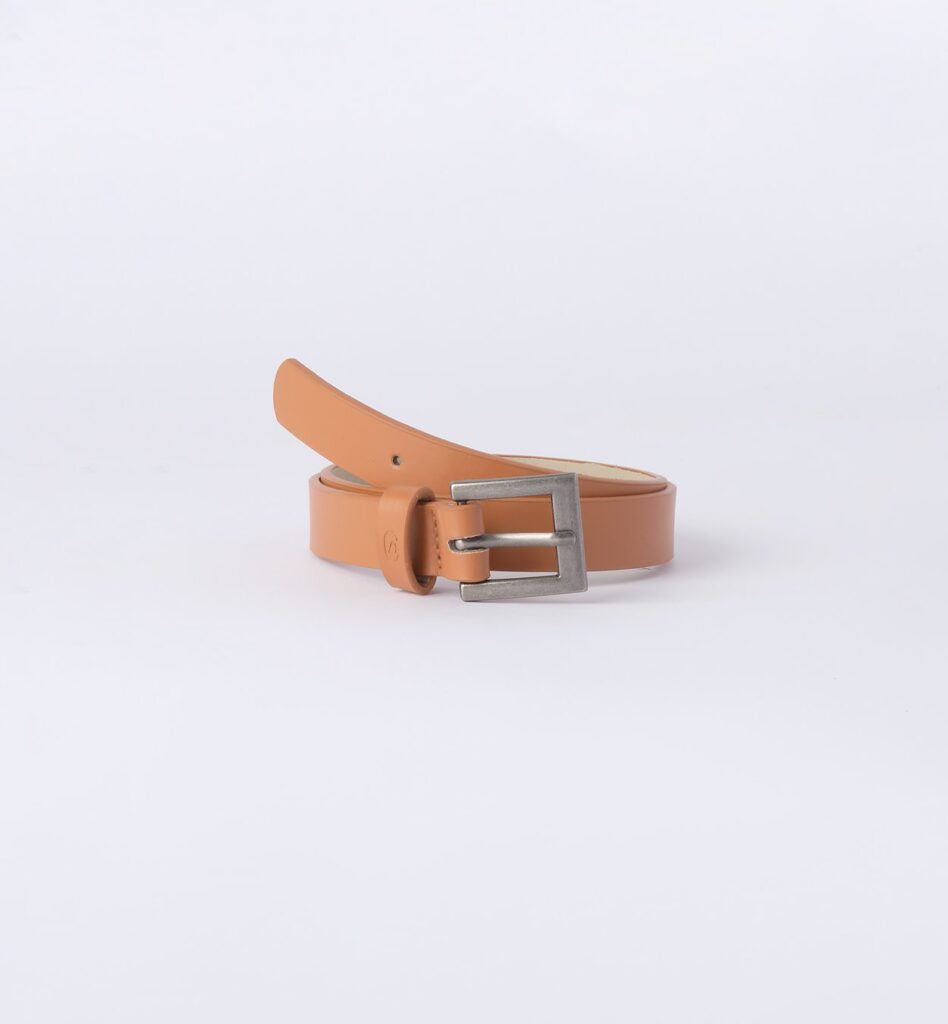 Cintura elegante in pelle marrone chiaro con una fibbia quadrata in metallo. Design minimalista e raffinato, perfetta per ogni occasione.