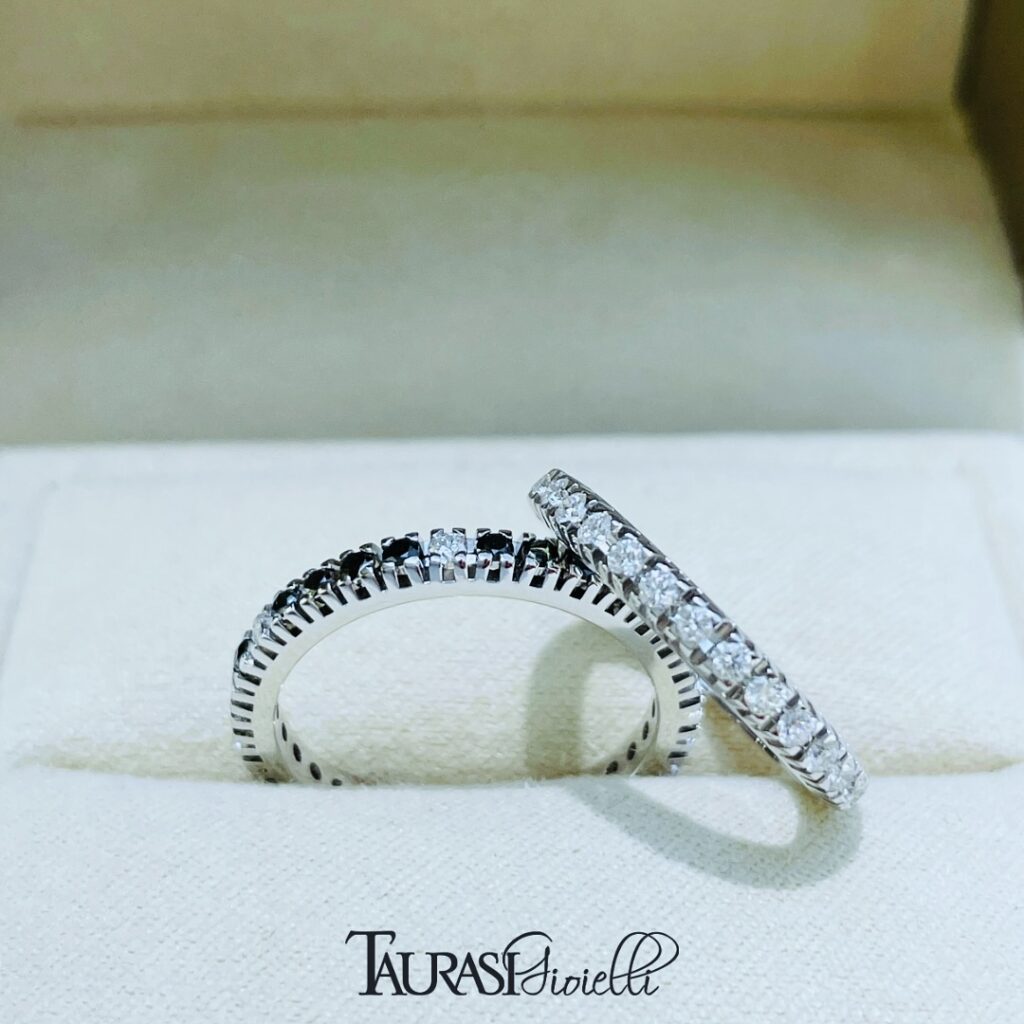 Anelli Eternity con Diamanti Neri e Bianchi