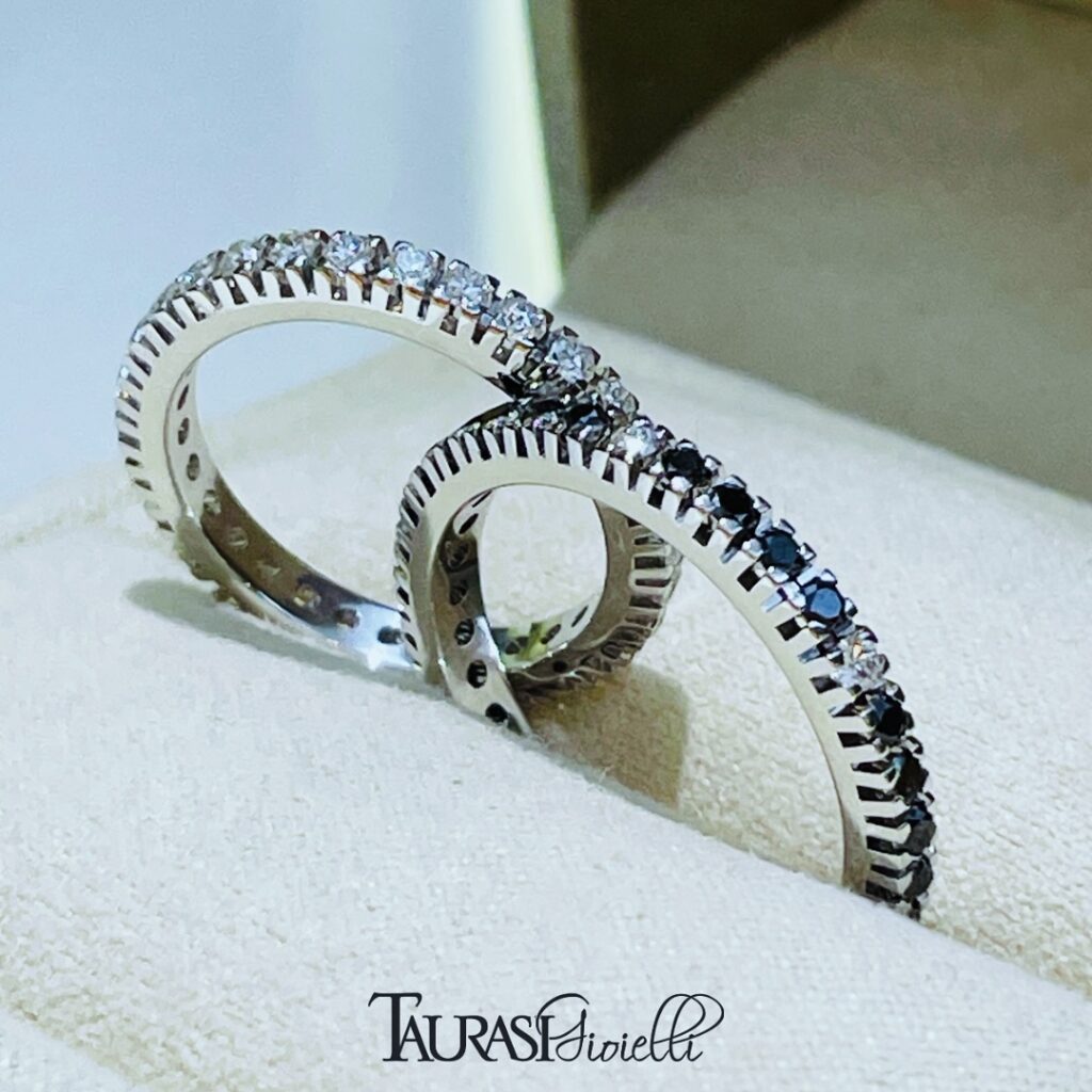 Anelli Eternity con Diamanti Neri e Bianchi