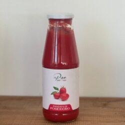 Passata di pomodoro artigianale, realizzata con pomodori italiani selezionati. Naturale, genuina e ideale per sughi, pizze e ricette tradizionali