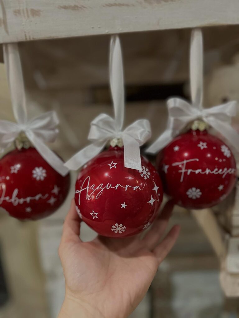 Pallina di Natale rossa personalizzata con nome "Debora"